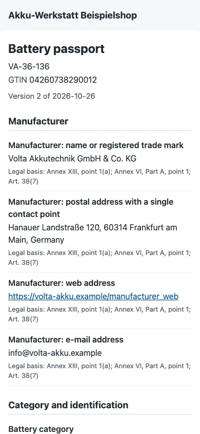 Die öffentliche Batteriepass-Seite eines Pedelec-Akkus auf einem Telefon, auf Englisch: Modellkennung, GTIN, Version und die Angaben zum Hersteller mit ihrer Rechtsgrundlage.